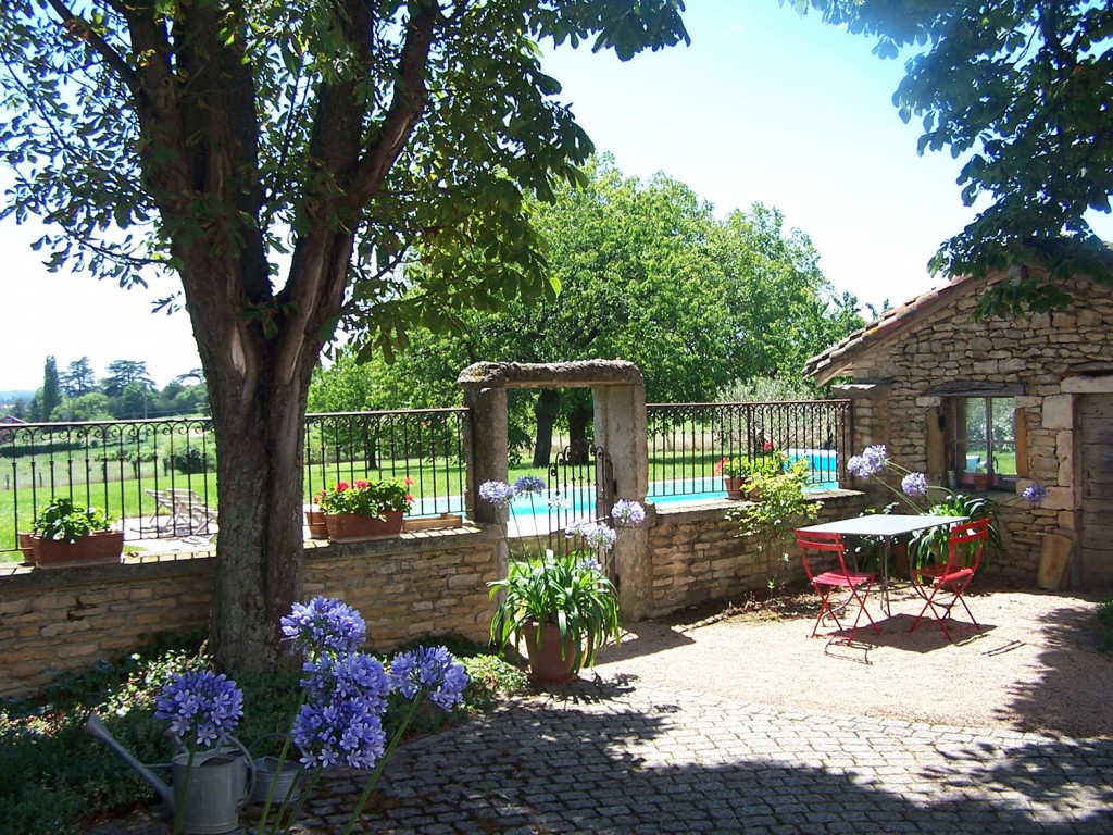 gite-de-charme-terrasse-piscine-beaujolais